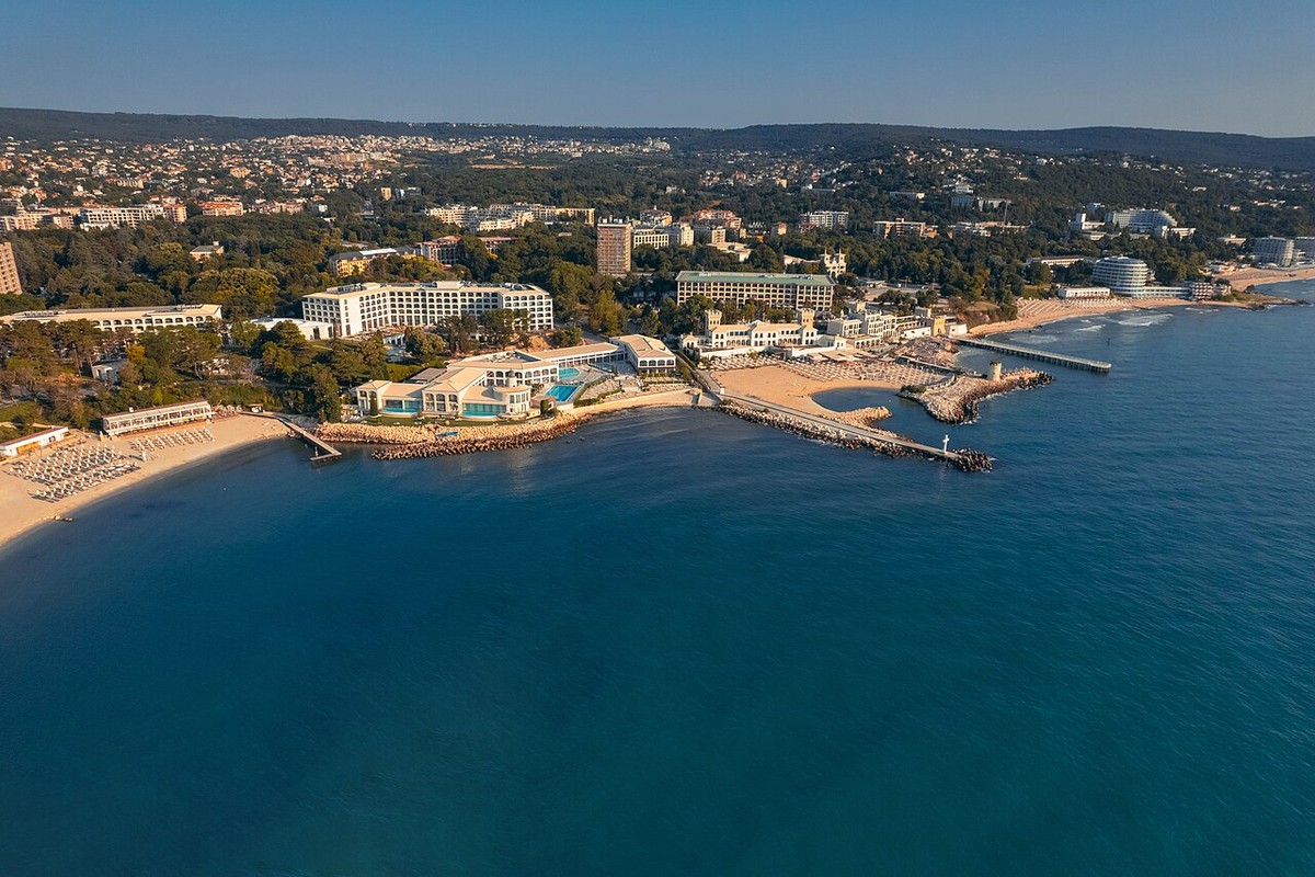 Новият музикален адрес на Бургас: Flora Bar & Grill стартира вечери на живо
